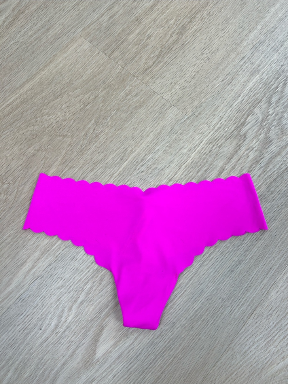 Victoria’s Secret Scalloped Seamless No Show Thong Panty S